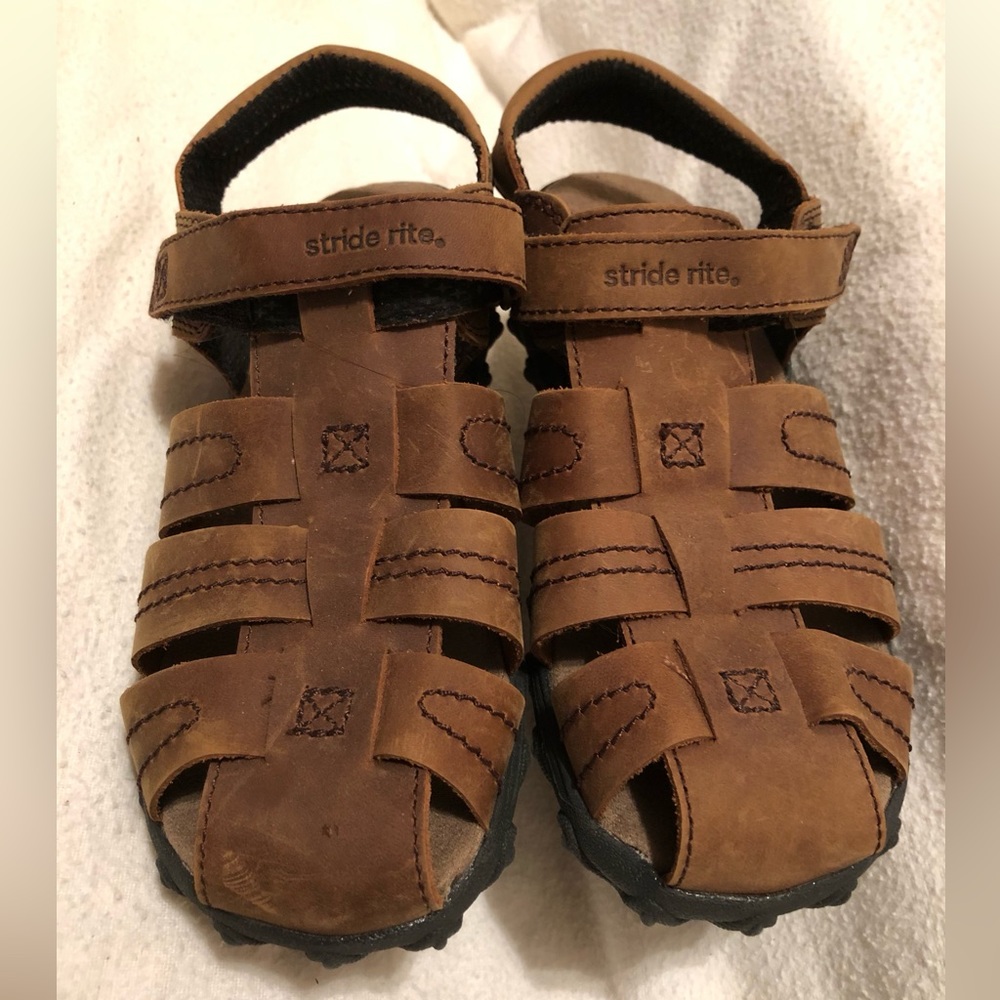 Boy’s extra wide Stride Rite brown sandals. Size 2XW.